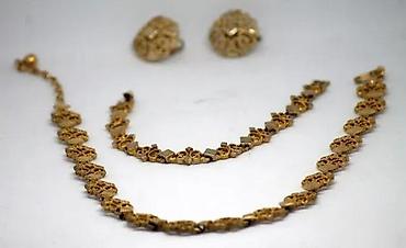 Setovi nakita: Vintage Avon nakit Goldtone Textured Scroll Work. Prodaje se prekrasan — 2