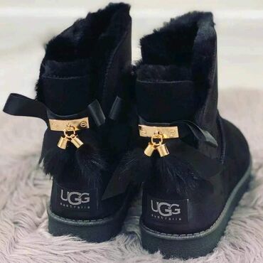 crne zatvorene stikle: Ugg mini čizme, bоја - Crna, 36