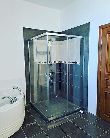 Duş kabinaları, arakəsmələr: Yeni Arakəsmə, Künc üçün, Ödənişli çatdırılma — 24