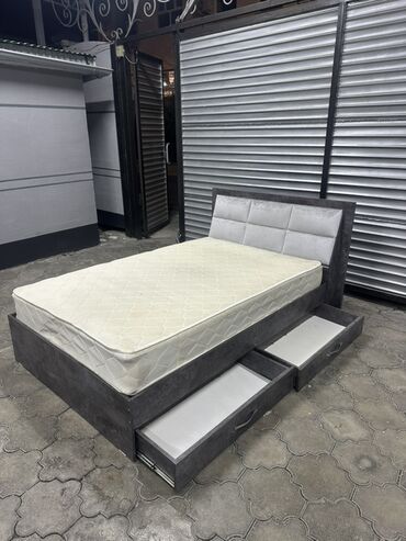 продам матрас: Полутораспальная кровать, Б/у, С матрасом, ЛДСП, длина - 200 см