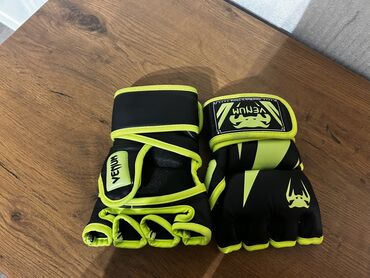 Çadırlar: Venum MMA döyüş əlcəkləri - Model: Venum açıq barmaqlı MMA/qarışıq