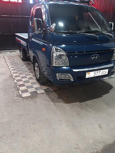 Коммерческий транспорт: Hyundai Porter II, бортовой грузовик в синем цвете. Компактный — 2