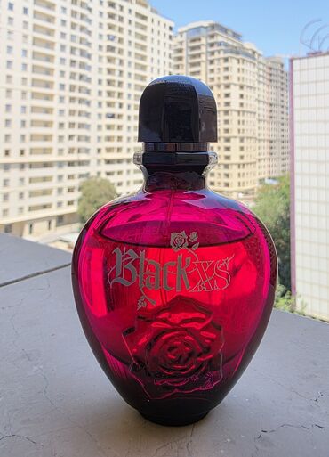 Paco Rabanne"Black XS" qadın ətri. Bu ətir isti ədviyyatlı, kakao
