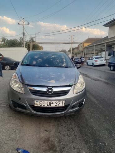 Boz rəngli bu Opel Corsa avtomobili, gündəlik istifadə üçün uyğun bir