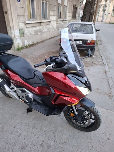 Honda: Honda Forza (serija maxi skutera) – crveno/crna - Snažan i ekonomičan — 1