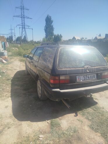 купить бокс на крышу автомобиля бу: Volkswagen Passat - универсал темно-синего цвета, оснащенный