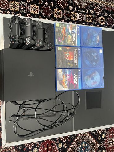PS4 (Sony Playstation 4): Playstation 4 slim 500gb + 4 controller (2si isleyir, 2si belke duzele