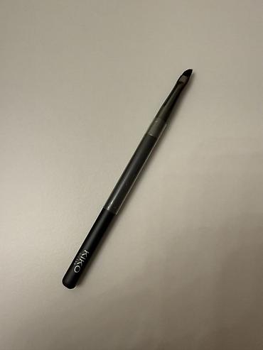 Şəxsi əşyalar: Kosmetik fırça dəsti - Brendlər: KIKO MILANO (2 ədəd) və The Body — 2
