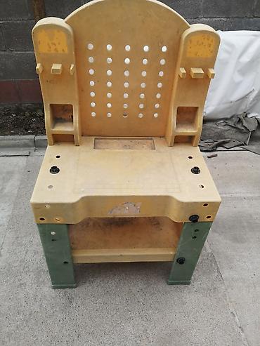 Игрушки: Чемоданчик медика-50 сом, динозавры - 50 сом, игра рыбки, нет — 19