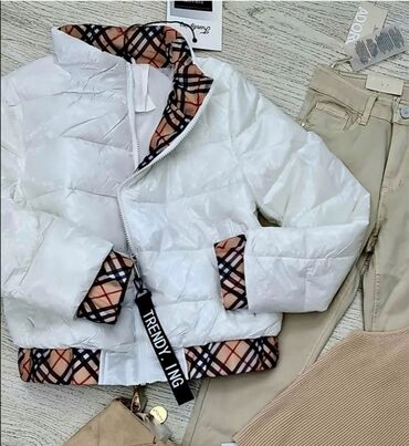 burberry short sleeve shirts: BURBARY BELA I KREM LAKOVANA JAKNA SAVRSENE UVOZ FRANCUSKA BELA VEL S