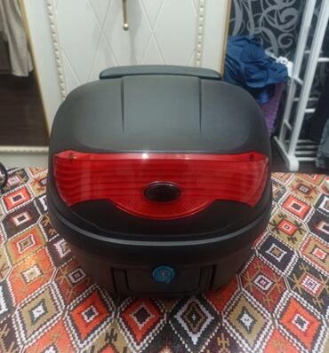 moped bagaj: Motosiklet üçün nəzərdə tutulmuş qara rəngli baqaj, əşyaların