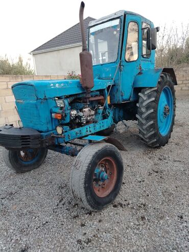 Traktorlar: Mavi rəngli tək kabinəli təkərli kənd təsərrüfatı traktoru - Güclü — 6
