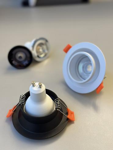 İşıqlandırma: Kölgə effektli lampası dəyişən spot. Yuva diametri 6 cm, spotun öz — 6