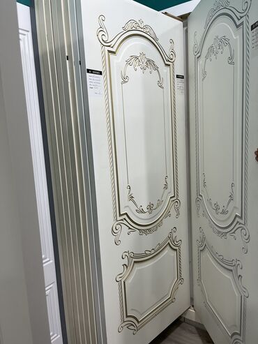 ğünəş paneli: Ağ rəngdə, düzbucaqlı şüşə panellərdən ibarət daxili qapı. Bu dizayn