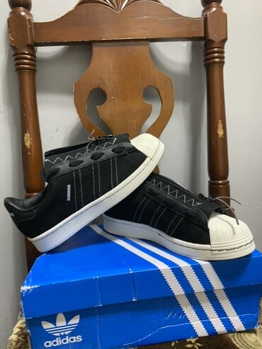 шлепанцы мужские: Отдаю за пол цены не подошли по размер,состояние новоеКроссовки adidas