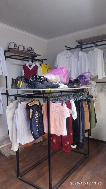 Кронштейны, стойки: Продается торговое оборудование для магазина одежды. Рассчитан до — 6