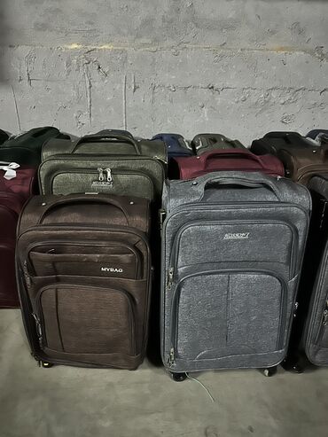 спортивные сумки: Продаю срочно чемоданы в исключительном состоянии почти новые! Цены