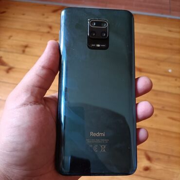 Redmi: Redmi markalı goy rəngli smartfon. Arxa tərəfində dörd kameralı modul