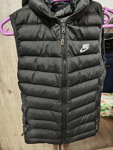 nike пуховик: Жилетка Nike, черного цвета. Подходит на возраст 7-9 лет. Состояние и — 1