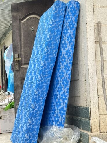купить 2х ярусную кровать бу: Матрас синего цвета с геометрическим узором. Предназначен для