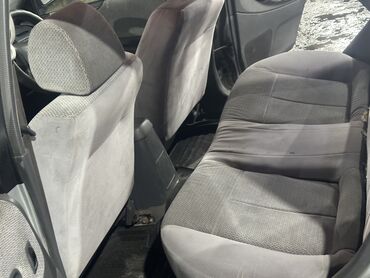 ключ мазда: Серебристый седан Mazda Familia с классическим дизайном, который
