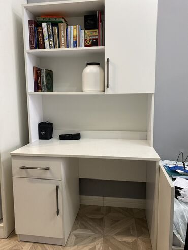 офисный столик: Офисный Стол, цвет - Белый, Б/у