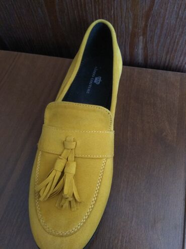 германский обувь: Лоферы жёлтые, Keddo. Разнопарки, один (правый)- 38 размера, второй