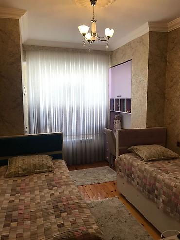 Otaqların satışı: 3 otaqlı mənzil – interyer və mebel ilə - Yataq otağı: geniş pəncərə — 5