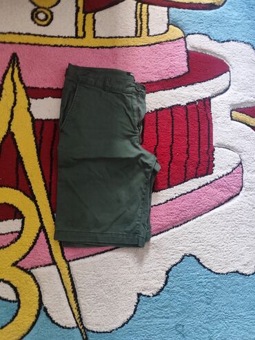 белые шорты с завышенной талией: Мужские шорты цвета хаки/тёмно‑зелёные. - Крой: классический, длина