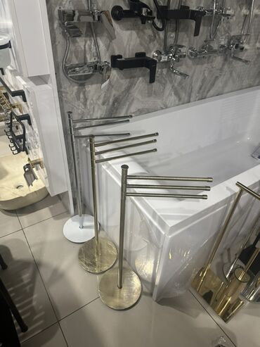 Moydadırlar: Ağ rəngli keramika Çanaq və iki geniş siyirməli ağ qapalı şkafı olan — 9