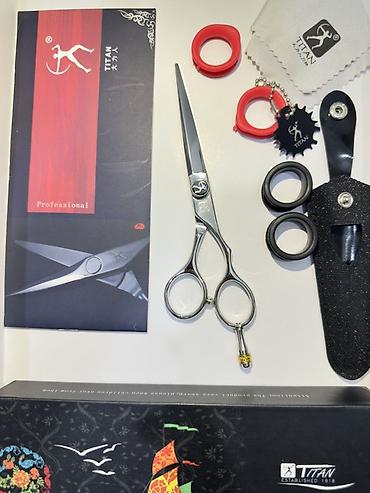 Digər alət dəstləri: Titan Professional bərbər qayçı dəsti Məhsulun tərkibi: - 1 ədəd düz — 13