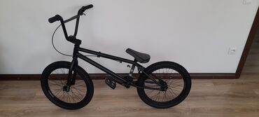 велосипед бишкек цена: Продаю (велосипед) BMX "DK" чёрный,все документы есть,купил для сына