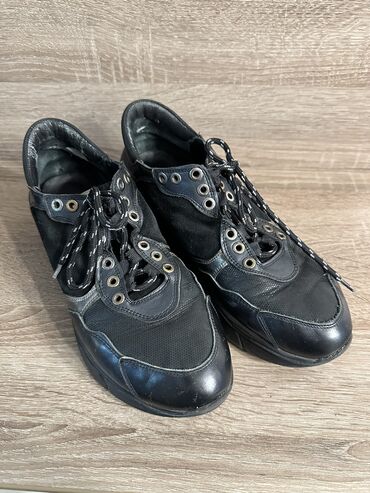 кожаные кроссовки: Продаю кроссовки из натуральной кожи
Состояние идеальное!
