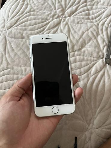 фото 3 на 4: IPhone 8, Б/у, 64 ГБ, Белый, Чехол, 78 % — 2
