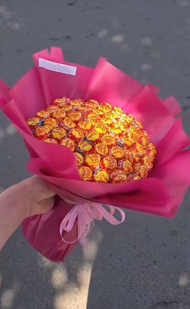 кондитерские оборудования: Букет из конфет, оформленный в яркой упаковке, станет оригинальным