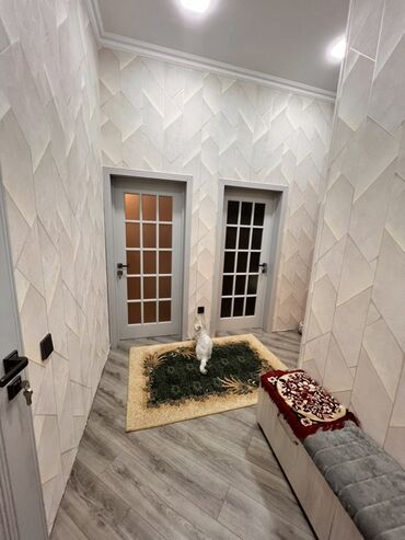 Uzunmüddətli kirayə mənzillər: 4 otag - Zal: Geniş və işıqlı otaq, kristal lüstrlü asma tavan — 2