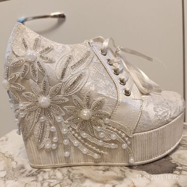 qadınlar üçün hündür ketlər converse: Ölçü: 34.5, rəng - Ağ, İşlənmiş