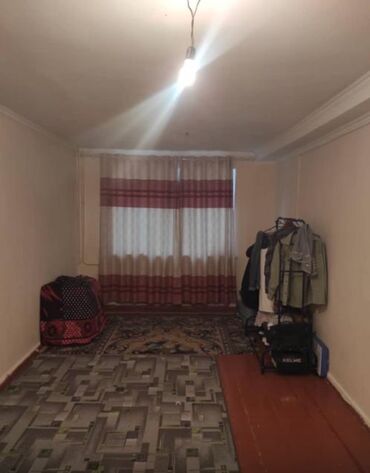 срочно продаётся 1 комнатная квартира в районе ошского рынка по улице кенсуйская: 1 бөлмө, Менчик ээси, Чогуу жашоосу жок, Жарым -жартылай эмереги бар