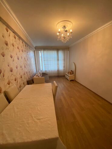 Uzunmüddətli kirayə mənzillər: Gənclik m\s-nın düz yanında 5 mərtəbəli binanın 4-cü mərtəbəsində — 3