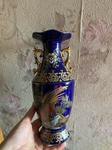 вазы из богемского стекла: ВАЗа 
90х годов 
Выс. 30см Фарфор 
 ((каждый