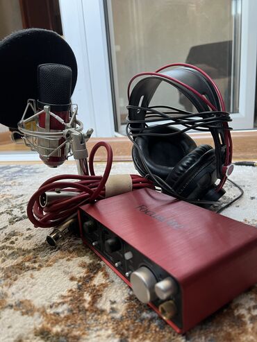студийный микрофон и звуковую карту: Focusrite scarlett 2i2 )студийный сэтап) Конденсаторны микрофон +