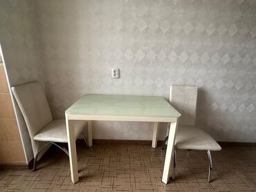 пластмассовые столы и стулья: Комплект стол и стулья Кухонный, Б/у