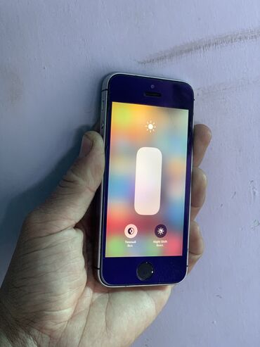 телефон айфлн: IPhone SE, Б/у, 32 ГБ, Jet Black, Защитное стекло, Кабель, 77 %