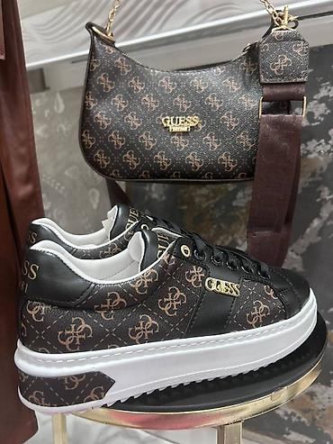 Patike: Predobre patike 
Vel 36 do 40 
Cena 4500 din — 19