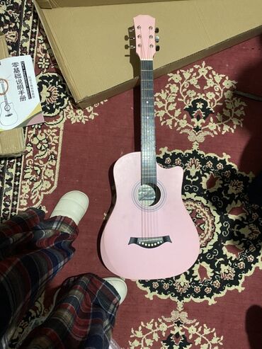 гитара для начинающих купить: Акустическая гитара розового цвета - Корпус формата дредноут с
