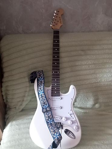 Гитаралар: Электрогитара в стиле Stratocaster, белого цвета. Классическая — 1