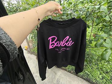 toy paltarları modelleri: Qara rəngli Barbie sweatshirt - Dizayn: Ön hissədə çəhrayı “Barbie” — 1