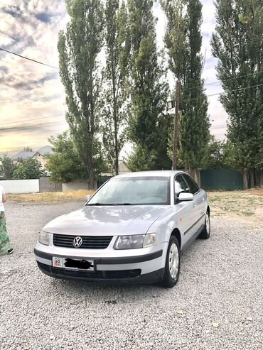 машина с российскими номерами: Volkswagen Passat: 1998 г., 1.8 л, Механика, Бензин