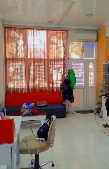 Digər kommersiya daşınmaz əmlakı: Xirdalanda Bizim marketin yaninda salon icareye verilir hem faizle