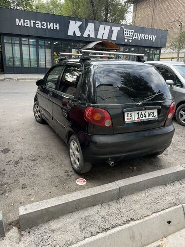 шины бу r14: Компактный городской автомобиль Daewoo Matiz черного цвета, оснащенный